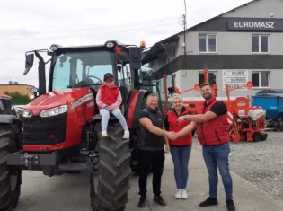 Nowy Massey Ferguson 5712M dla Pana Roberta z powiatu chojnickiego – niezawodny partner w codziennej pracy rolniczej!